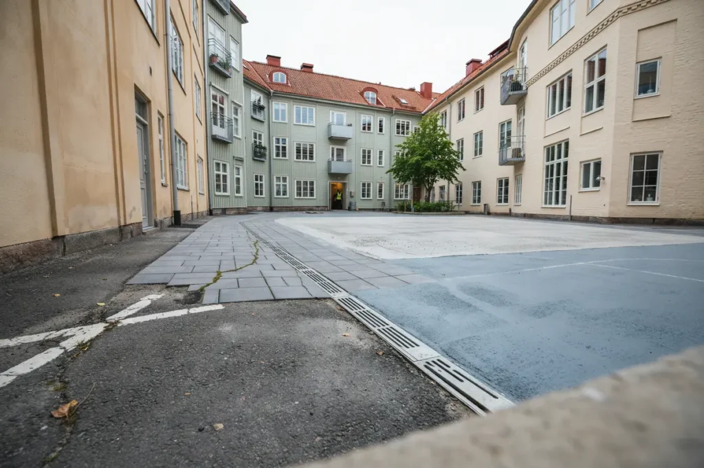 f rnya asfalterad innerg rd med sten f rg eller ny gjutning